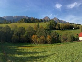 úžastný výhľad na Belianske Tatry z príjazdovej cesty k privátu